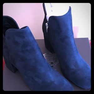 Women’s Vince Camuto Kassie suede bootie.navy  10W